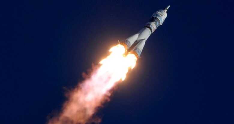 Foguete que leva a nave Soyuz TMA-11M é lançado com sucesso nesta quinta-feira (07) em Baikonur (Cazaquistão), em direção à Estação Espacial Internacional. (Foto: Kirill Kudryavstev/AFP)