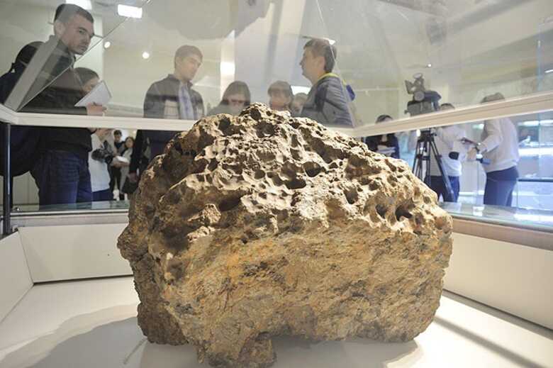 Fragmento de meteorito, que foi retirado de um lago, é exposto em museu de Tcheliabinsk. (Foto: Andrey Tkachenko/Reuters)