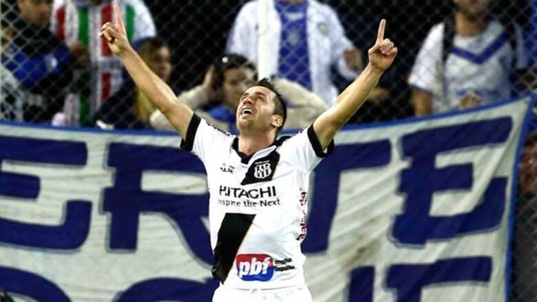 Elias comemora gol histórico da Ponte Preta contra o Vélez: camisa 10 faz a festa (Foto: Agência Reuters)