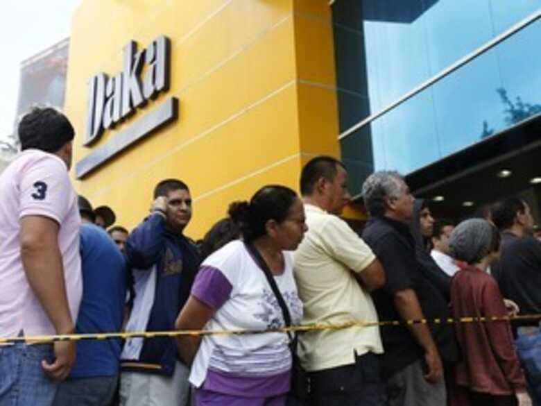 Consumidores esperam para entrar na loja Daka em Caracas. (Foto: Reuters)
