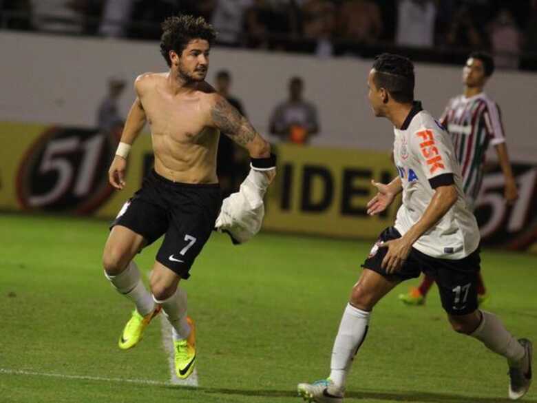 O Corinthians venceu o Fluminense por 1 a 0 com um gol de pênalti de Pato. (Foto: Fernando Calzzani/Photopress/Gazeta Press)