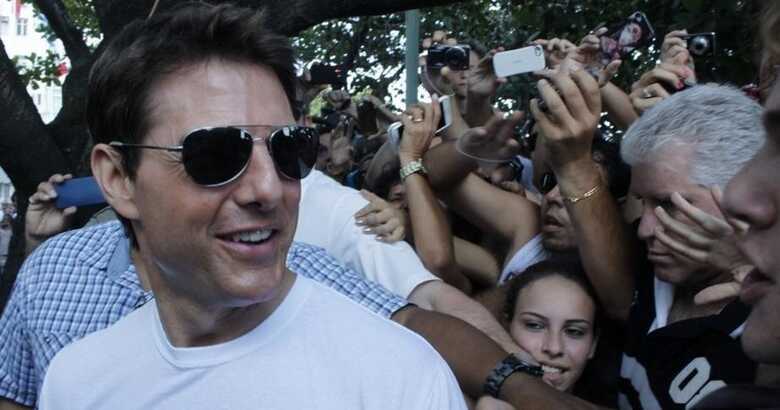 Tom Cruise é assediado ao deixar o hotel na zona sul do Rio. (Foto: Rio News)