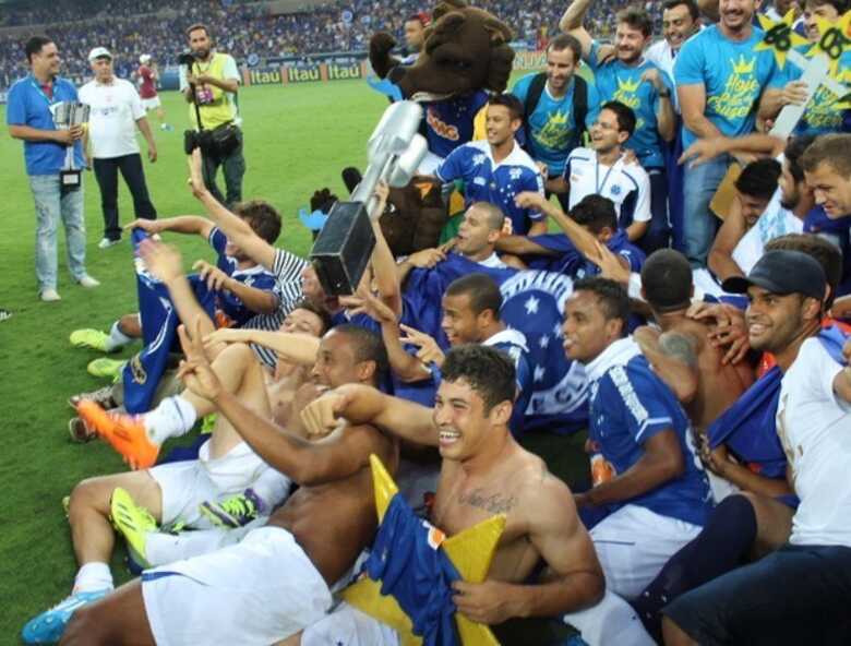Apesar da festa no Mineirão, Cruzeiro ainda não confirmou o título. (Foto: Maurício Paulucci/Globoesporte.com)