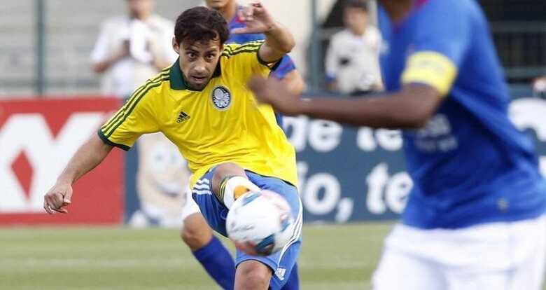 Valdívia tenta a jogada durante a partida entre Palmeiras e São Caetano, pela Série B do Campeonato Brasileiro. (Foto: Reinaldo Canato/Uol)