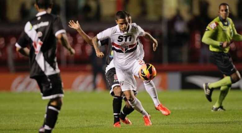 Estreante, Roni tenta dominar a bola para o São Paulo em partida contra o Vasco no Morumbi. (Foto: Fernando Donasci/Uol)
