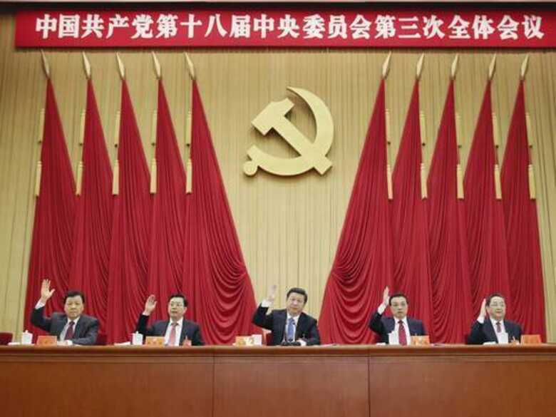 O presidente da Cinha, Xi Jinping, no centro, levanta a mão para votar na plenária do Comitê Central do PC. (Foto: Lan Hongguang/AP)