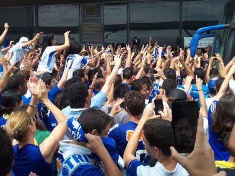Torcida lotou o Aeroporto de Confins para receber o Cruzeiro. (Foto: Marcellus Madureira Rodrigues de Oliveira - ME - Especial para o Terra)