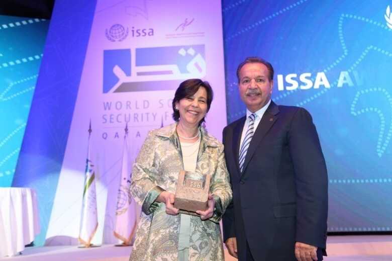 Tereza Campello recebe do secretário-geral do ISSA, Hans-Horst Konkolewsky, prêmio internacional por Bolsa Família. (Foto: International Social Security Association)