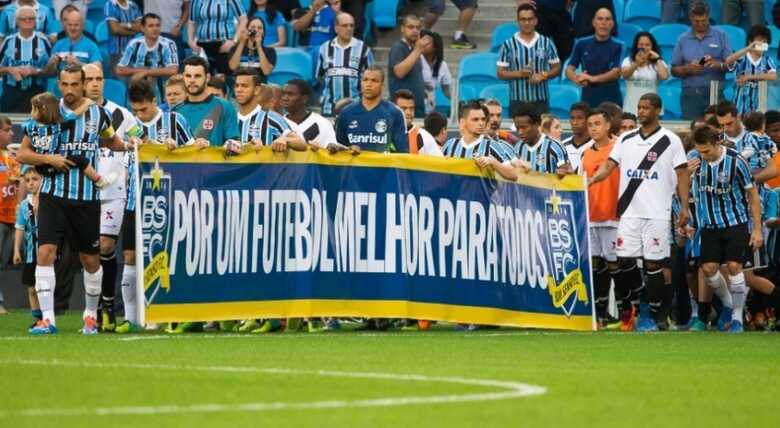 Com faixa do Bom Senso FC jogadores de Grêmio e Vasco entram no gramado para jogo pelo Campeonato Brasileiro. (Foto: Vinícius Costa/Agência Preview)
