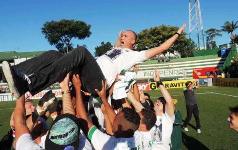 Dal Pozzo é levantado pelos seus comandados: acesso garantido. (Foto: Marcelo Silva)