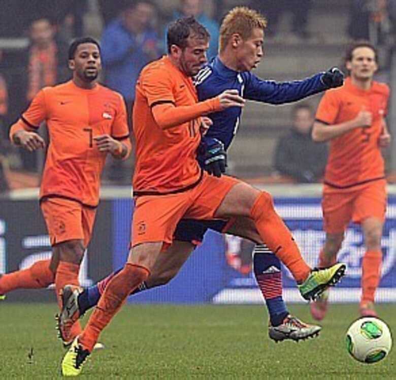 Rafael van der Vaart comanda seleção holandesa. (Foto: Geert Vanden Wijngaert/AP)