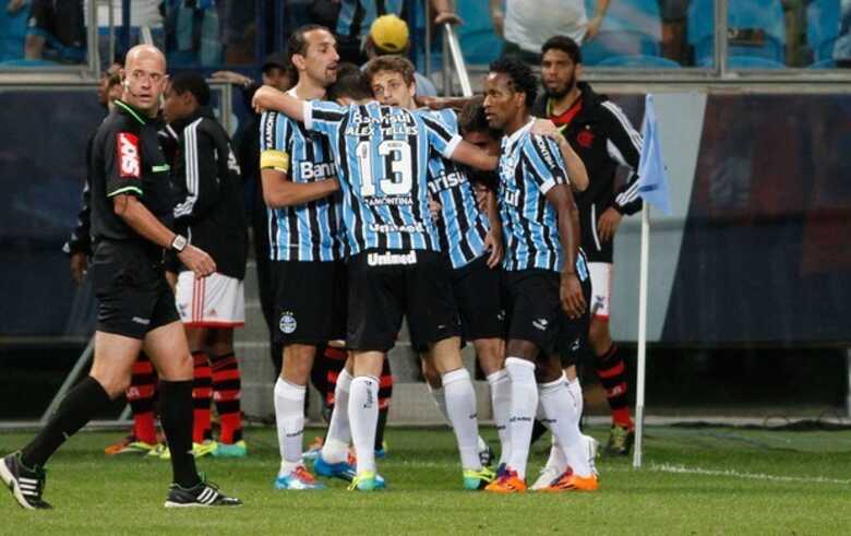 Maxi Rodríguez marca duas vezes e dá a vitória para o Grêmio. (Foto: Wesley Santos/Pressdigital)