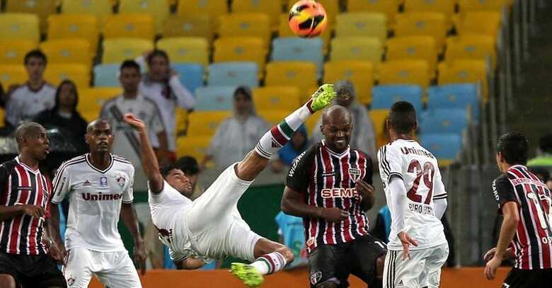 Gum tenta bicicleta na vitória do Fluminense sobre o São Paulo. (Foto: Julio Cesar Guimarães/UOL)