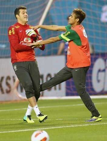 Julio César brinca com Neymar no treino da seleção brasileira. (Foto: Mowa Press)