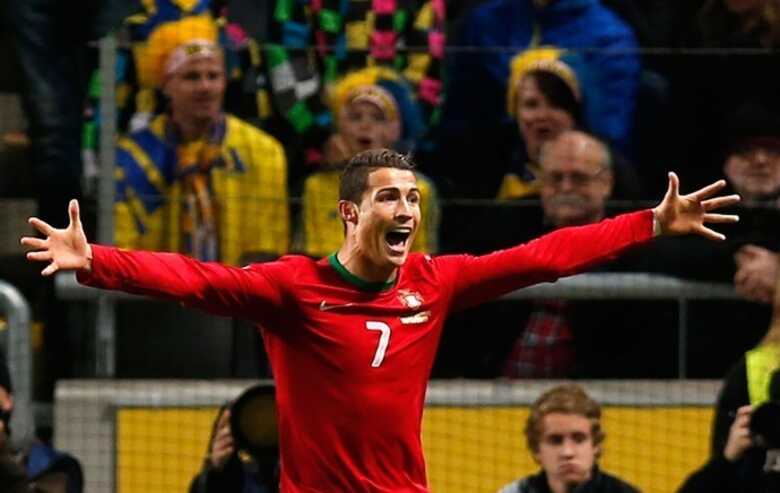 Cristiano Ronaldo vai para a galera: craque teve atuação antológica na vitória de Portugal sobre a Suécia. (Foto: AP)