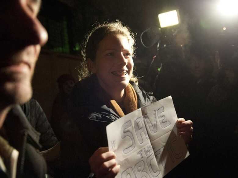 Ana Paula Maciel deixa a prisão em São Petesburgo. (Foto: Dmitri Sharomov/Greenpeace/AFP)