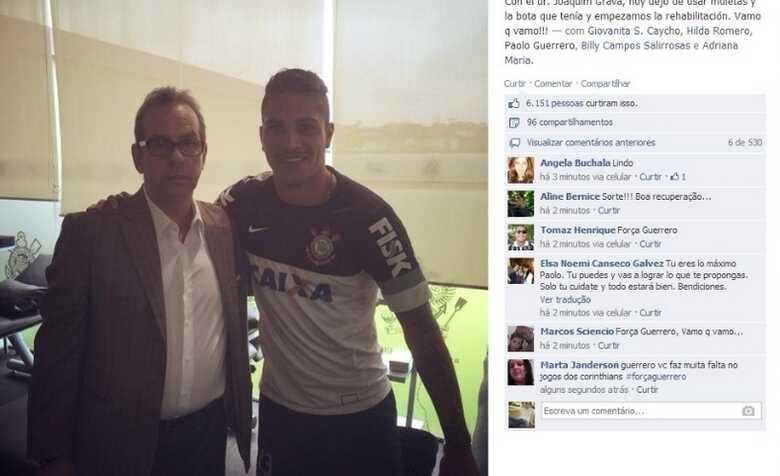 Paolo Guerrero, atacante do Corinthians, posa para foto com Joaquim Grava, consultor médico do clube. (Foto: Reprodução/Facebook)