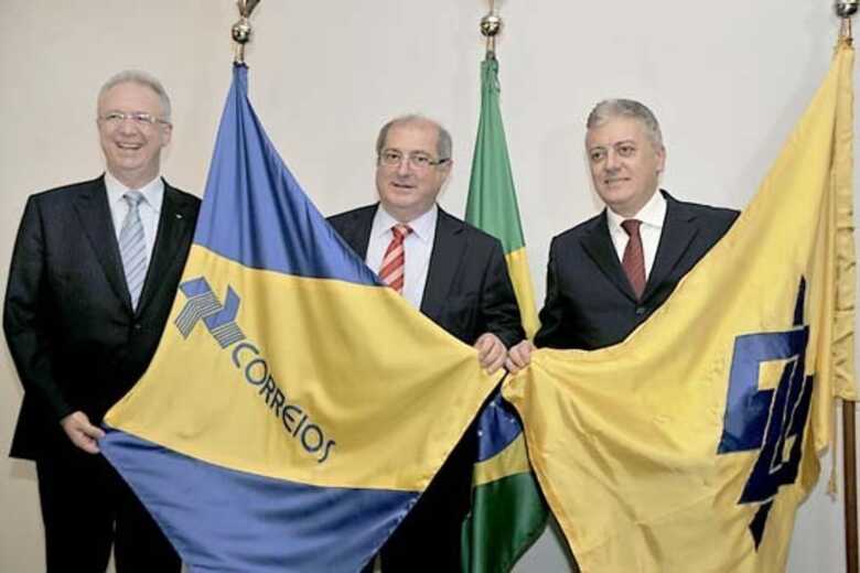 Autoridades durante assinatura, em 2011, de convênio para o Banco do Brasil administrar o Banco Postal dos Correios. (Foto: reprodução)