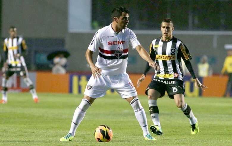 Maicon é cercado por Gabriel em duelo no Morumbi. (Foto: Marcos Bezerra/Agência Estado)