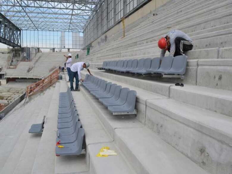 Novembro de 2013: primeiros assentos da Arena da Baixada são colocados. (Foto: CAP S/A / Divulgação)