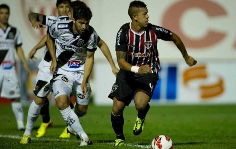 Antônio Carlos tenta sair jogando pelo São Paulo. (Foto: Djalma Vassão/Gazeta Press)