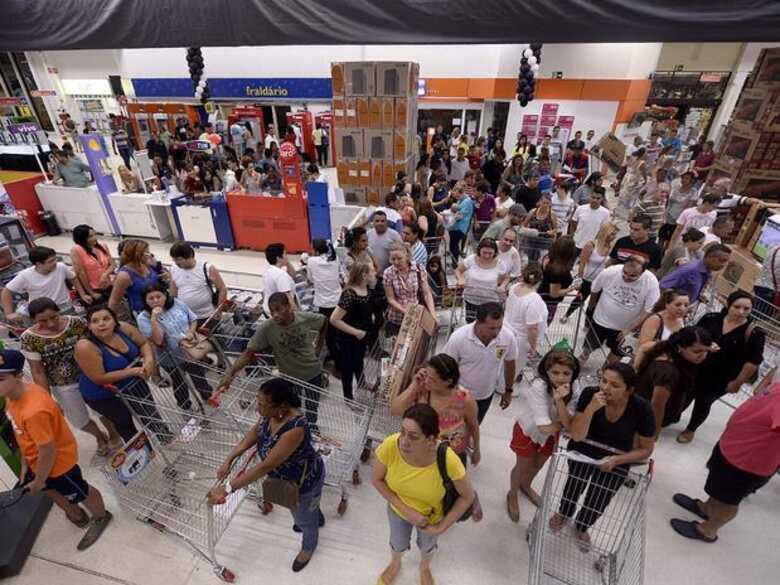 A Black Friday em um supermercado na zona oeste de São Paulo começou ainda na noite de quinta-feira. (Foto: Ricardo Matsukawa/Terra)