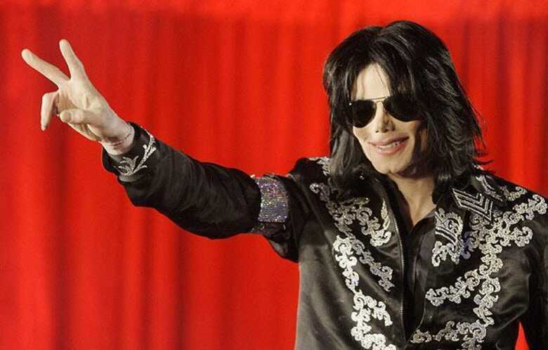 O cantor Michael Jackson durante anúncio dos shows que seriam realizados na cidade de Londres, em julho de 2009. (Foto: Joel Ryan/Associated Press)