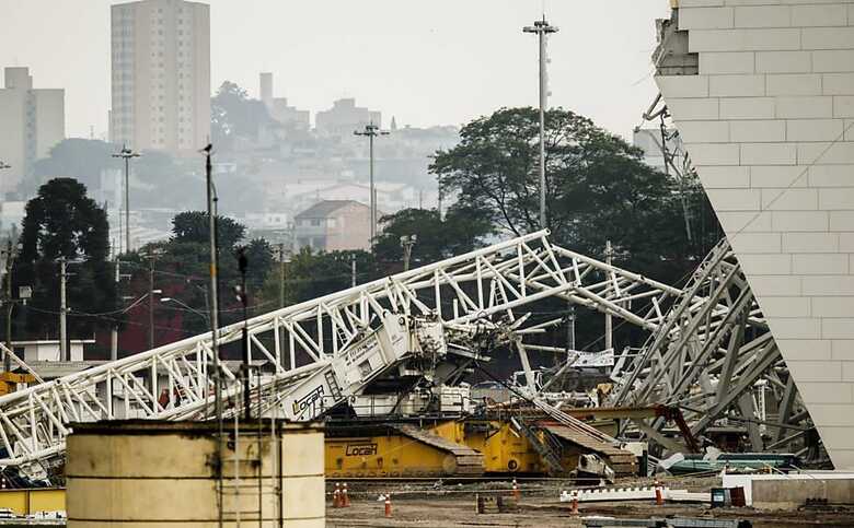 Destroços do desabamento da cobertura do Itaquerão; dois morreram. (Foto: Adriano Vizoni/Folhapress)