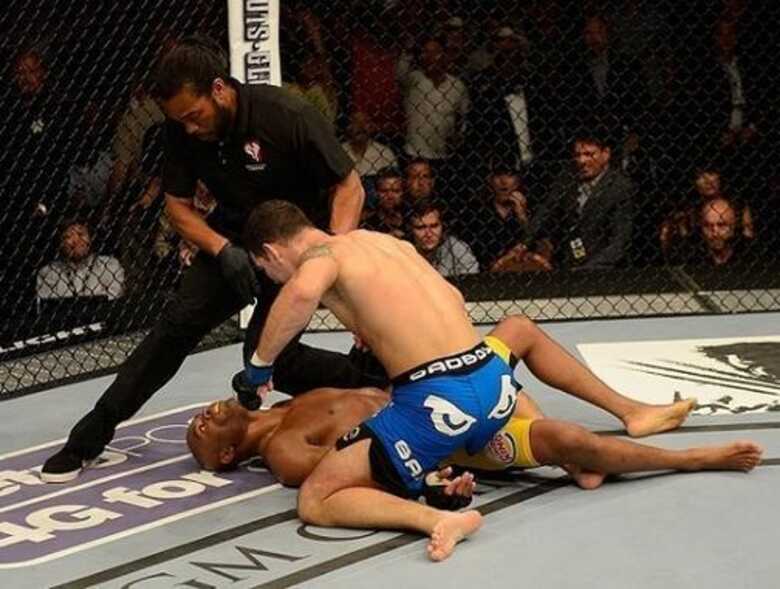 Árbitro Herb Dean intervém enquanto Chris Weidman acerta golpes em Anderson Silva. (Foto: Donald Miralle/Zuffa LLC/via Getty Images)