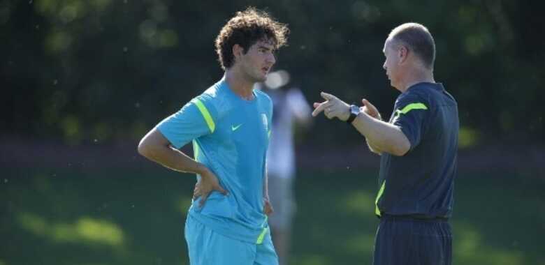 Mano Menezes conversa com Alexandre Pato durante treino da seleção; dupla trabalhou junta por dois anos. (Foto: Moacyr Lopes Junior/Folhapress)