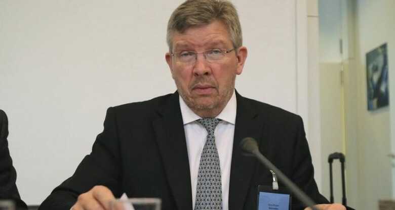 Chefe da Mercedes, Ross Brawn é visto antes do julgamento da FIA. (Foto: Michel Euler/Efe)