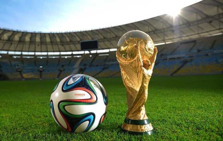 Brazuca e a taça da Copa do Mundo no Maracanã: símbolos do Mundial de 2014. (Foto: Divulgação/Fifa.com)
