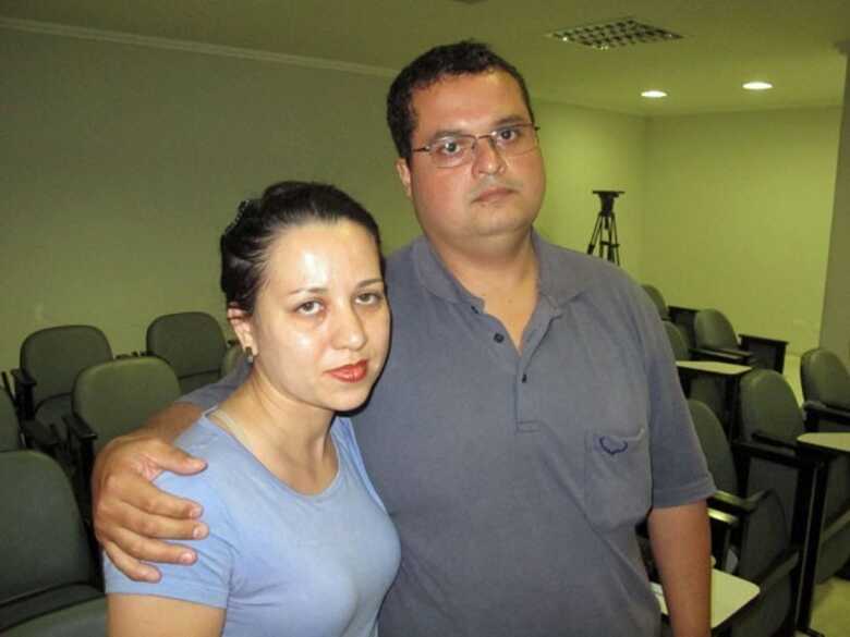O casal Elisangela e Vinicius. Ex-alcoólatra, o autônomo recomenda a admissão de que está doente para buscar o tratamento contra a dependência. (Foto: Eduardo Carvalho/G1)