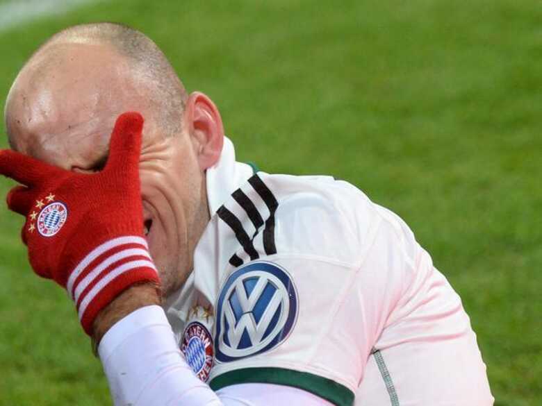 Robben sofreu contusão no joelho direito nessa quarta. (Foto: AFP)