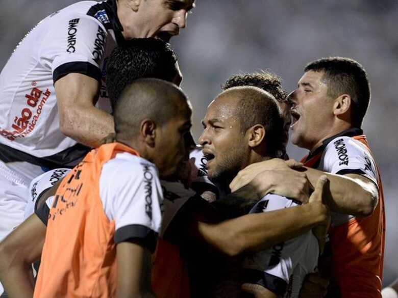 Ponte Preta reage na etapa final após levar gol de falta e, da mesma maneira, empata por 1 a 1 com o Lanús. (Foto: Ricardo Matsukawa/Terra)