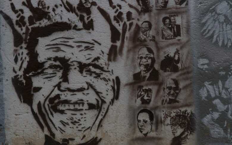 Retrato de Nelson Mandela é visto em muro em Soweto, África do Sul. (Foto: AP)