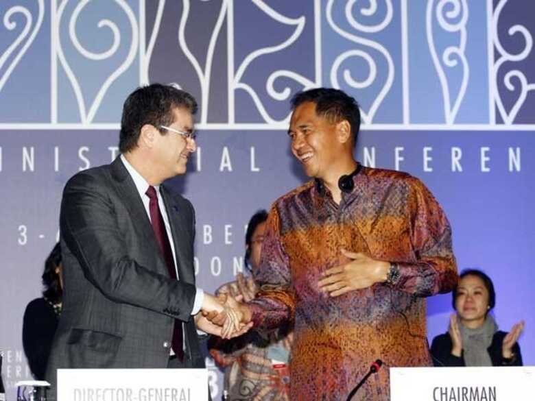 O ministro do Comércio da Indonésia, à direita, aperta a mão do diretor-geral da OMC, o brasileiro Roberto Azevêdo. (Foto: Firdia Lisnawati/AP Photo)