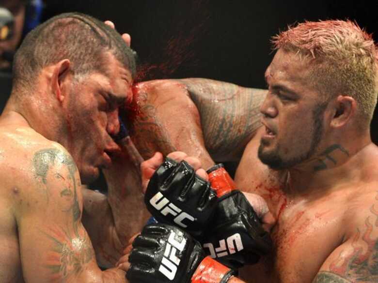 Antônio Pezão (esq.) e Mark Hunt fizeram uma luta em que ninguém merecia sair como perdedor, no UFC Fight Night 33, na Austrália. (Foto: Getty Images)
