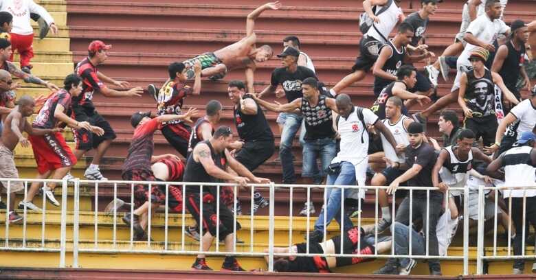 Torcedores de Vasco e Atlético-PR brigam durante partida pelo campeonato brasileiro. (Foto: reprodução)