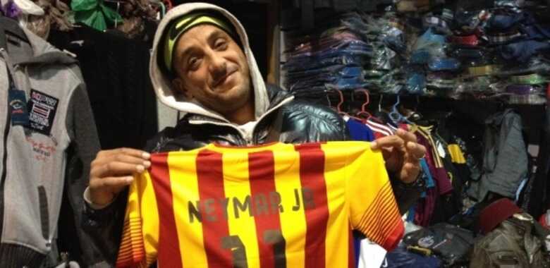 Vendedor exibe a camisa de Neymar, uma das mais procuradas de Marrakech. (Foto: Luiza Oliveira/Uol)