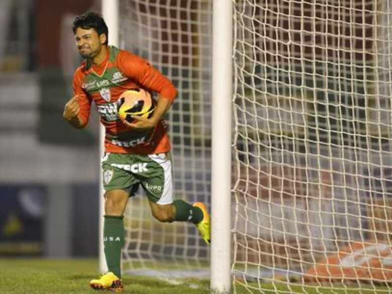 Escalação de Heverton (atuando na foto em jogo contra o Goiás) pode causar o rebaixamento da Portuguesa para a Série B. (Foto: Mauro Horita/Agif/Gazeta Press)