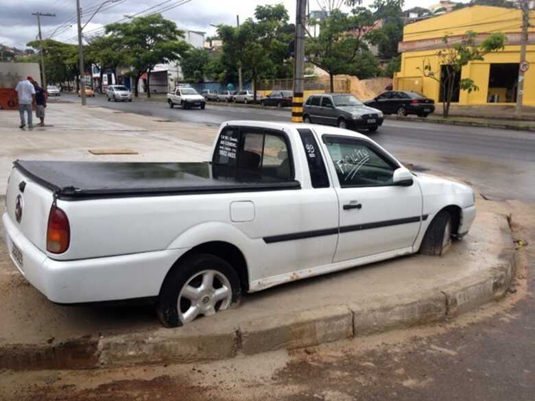 Sem acordo entre dono de pr&eacute;dio e respons&aacute;vel pelo ve&iacute;culo, carro acabou sendo fixado ao concreto. (Foto: Henrique St&ecirc;nio/TV Globo)