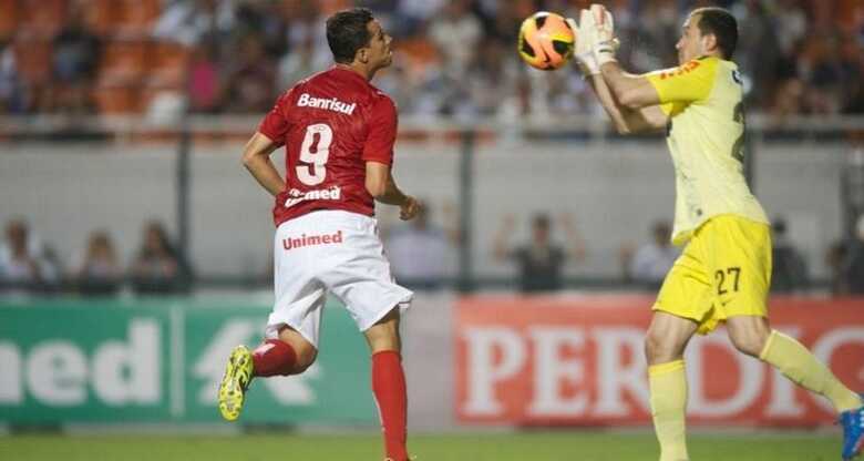 Damião cabeceia para defesa de Walter no jogo Corinthians x Inter. (Foto: Alexandre Lops/AI Inter)