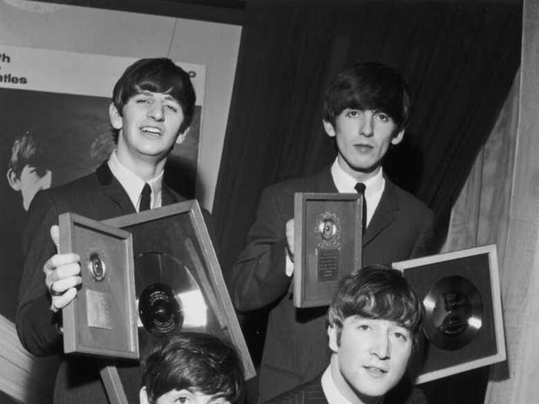 Quarteto de Liverpool recebe Discos de Prata em 1963, ano em que foram gravadas as inéditas. (Foto: Getty Images)