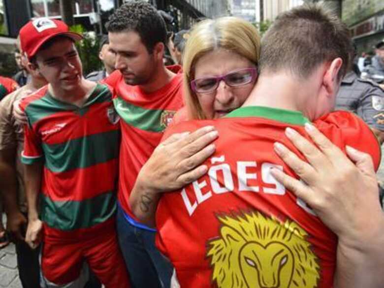 Lusitanos choraram muito com decisão de mandar Portuguesa à segunda divisão. (Foto: Daniel Ramalho/Terra)