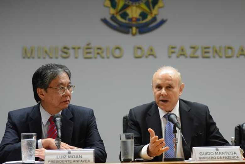 O presidente da Anfavea, Luiz Moan, e o ministro da Fazenda, Guido Mantega. ( Foto: Fabio Rodrigues Pozzebom/Agência Brasil)