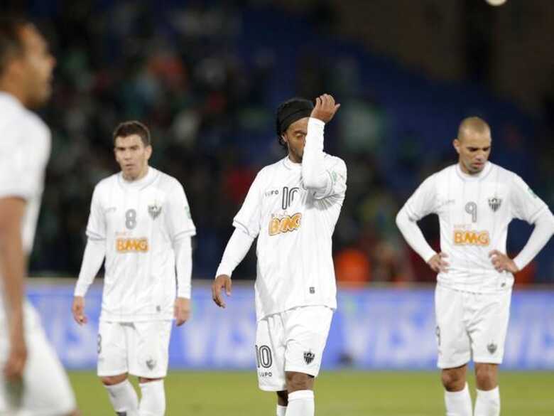 Jogadores do Atlético-MG lamentam derrota para o Raja Casablanca. (Foto: AP)