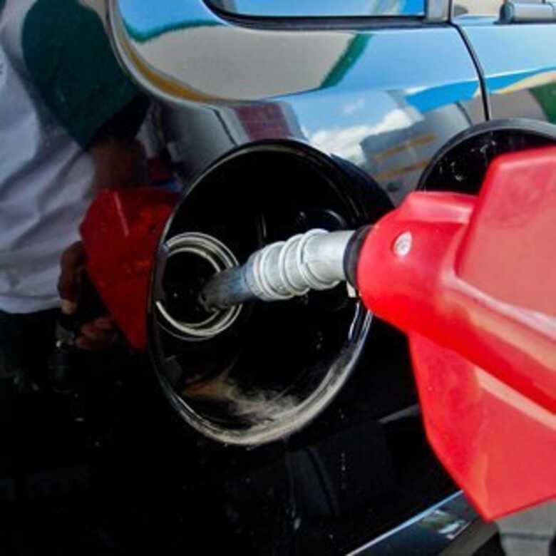 Preço da gasolina deve subir 5,4% este ano e ficar estável em 2014. (Foto: Fernando Genaro/Fotoarena)