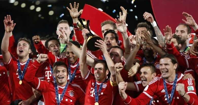 Jogadores do Bayern de Munique levantam a taça do Mundial de Clubes após vitória sobre o Raja Casablanca. (Foto: AP Photo/Matthias Schrader)