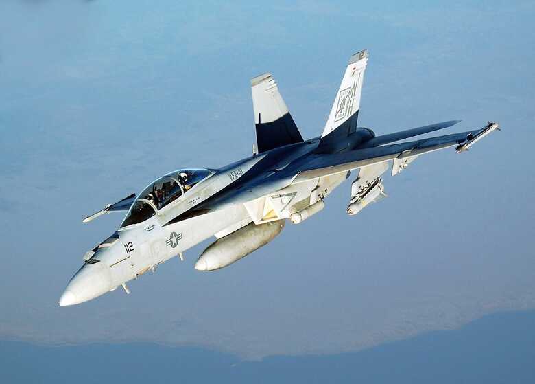 Um Super Hornet F/A-18F da Marinha dos EUA realiza uma missão no Golfo Pérsico. (Foto: reprodução/Wikipédia)